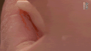 取一小團(tuán)面，用掌心搓成小球狀，從小球中心捏窩，放入餡料，封口后，留出小尾巴。