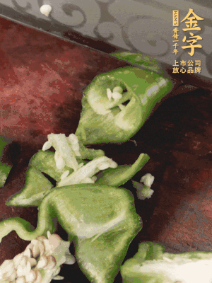 辣椒洗凈斜切成段，蒜切片。