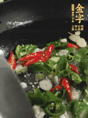 起鍋燒油，加辣椒、蒜片大火翻炒出香味。