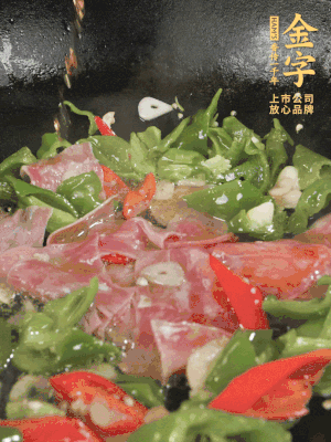 再下蒸炒火腿煸炒，加少許白糖提鮮。