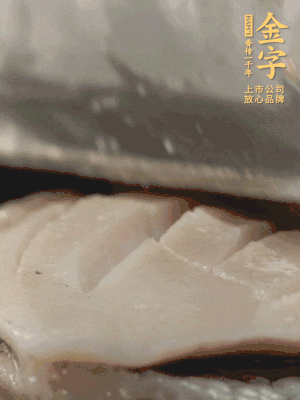鮑魚用勺子撬出來，去掉內(nèi)臟和牙齒，加面粉、白醋、鹽、啤酒抓一下，清水洗凈，切花刀。