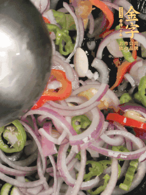 生姜、大蒜、青紅辣椒圈、洋蔥放油鍋煸香。