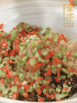 XO醬、蒜蓉醬、青紅椒粒攪拌成醬料。