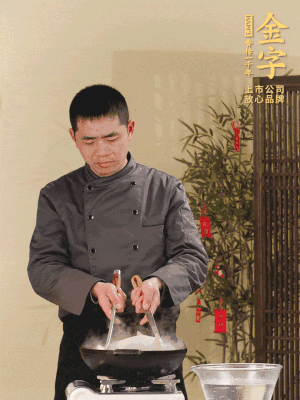 整只土雞冷水下鍋，加蔥姜、料酒焯水，撈出后用溫水清洗干凈。