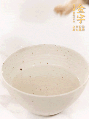 羊肚菌流水洗凈2遍后，溫水泡發(fā)15-20分鐘。