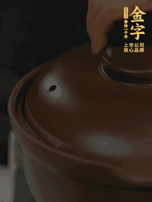 雞、火腿、姜片一起放入砂鍋中，大火轉(zhuǎn)小火燉2小時(shí)。