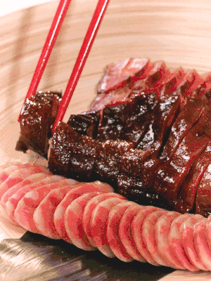 香腸、醬肉適合切片、醬鴨適合切塊。