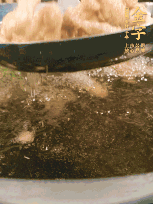 金字小酥肉熱油入鍋，炸3-4分鐘，炸到金黃酥脆。