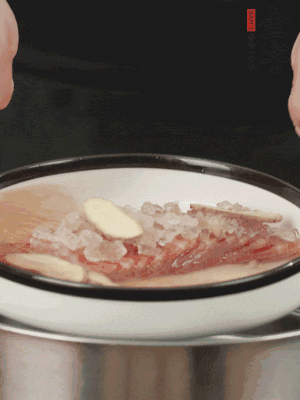 置于盤中，加冰糖100g、黃酒100g、水200g，上鍋蒸20分鐘。