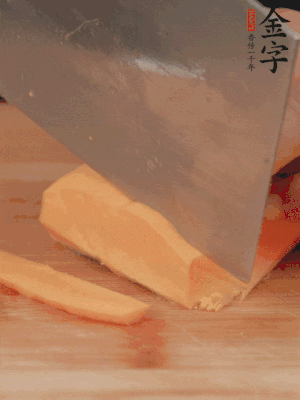 南瓜改刀切片，把蒸好的火腿鋪到南瓜上。