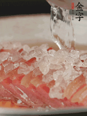 依舊放上冰糖100g、黃酒100g、水200g，鍋中再蒸15分鐘。