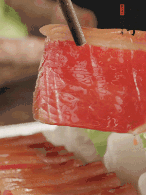 吃的時(shí)候，把薄片火腿放入荷葉夾中就可以了。