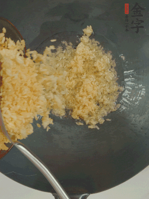 熱油下鍋，邊按壓邊翻炒均勻。