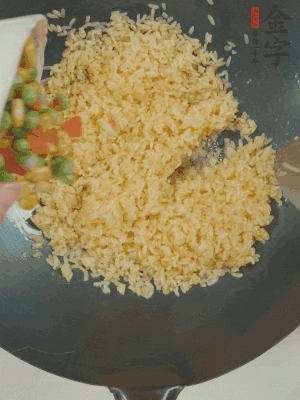 下豌豆粒、胡蘿卜粒、玉米粒。（買現(xiàn)成冷凍的雜菜即可，非常方便）