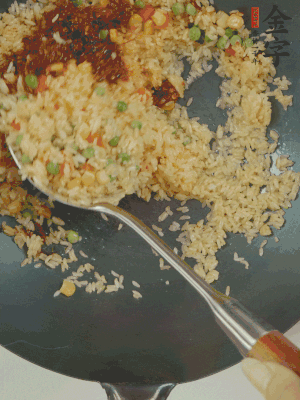 翻炒熟后，加金字火腿XO醬。