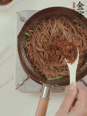 下蕎麥面，淋上少許醬油，加2勺金字火腿大師醬略翻炒即可。