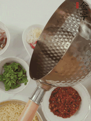 蒜末、小米辣、芝麻淋上熱油。