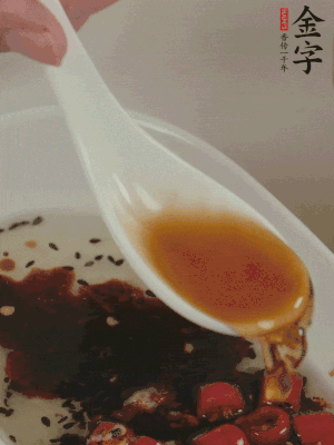 再加2勺生抽、1勺香醋攪拌。