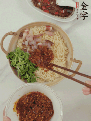 在面上鋪魷魚、香菜、金字火腿大師醬。