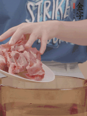 排骨剁小塊，加姜片、料酒沸水下鍋焯水。