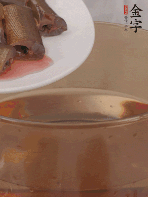 處理干凈的黃鱔段，加姜片、料酒沸水下鍋焯水。撈出用涼水沖洗干凈。