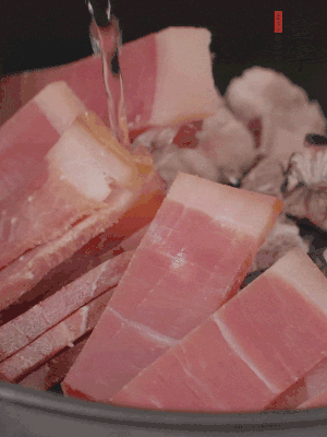 排骨、黃鱔段、金字火腿片放入砂鍋中，加沒過食材的水。