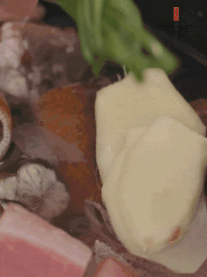 加姜片、蔥結、料酒。