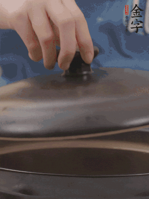 大火煮開后轉小火，燉煮20分鐘左右。