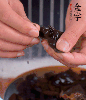 木耳冷水泡發(fā)，處理成小塊。（如果是小木耳就不用切了）