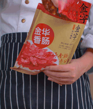 香腸切成斜片，小米辣切成斜片。