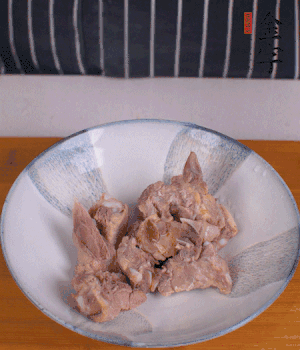 排骨加1勺黃酒、1勺蠔油、1勺玉米淀粉、1/4勺胡椒粉腌制半小時。