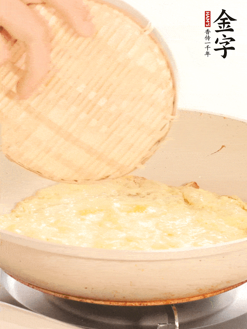 鍋內(nèi)放入少許油，油溫4成熱倒入一個雞蛋煎熟