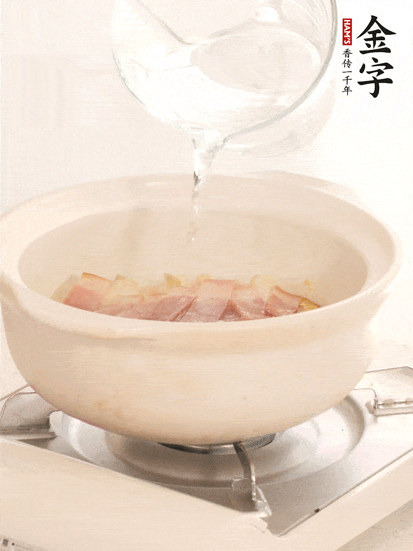 放入火腿片，加開水，再加入豆腐