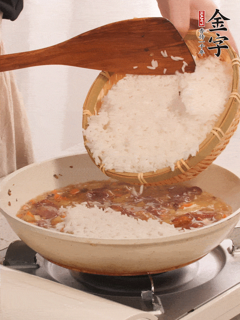 熱鍋燒油，香腸煸出油，加姜片去腥，加土豆、胡蘿卜、香菇翻炒到半熟，隨后加豆角、2小勺鹽、1大勺生抽，煸炒均勻。