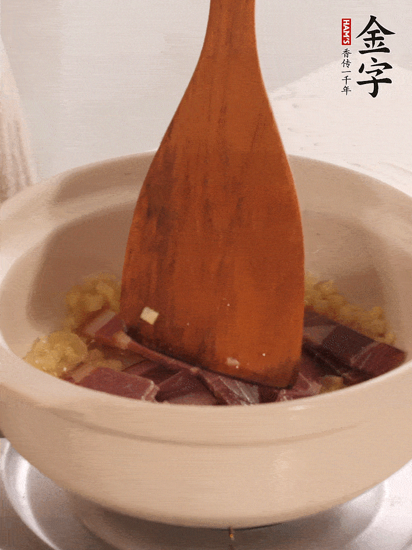 加熱水，加入白菜蓋上蓋子煨煮3分鐘。