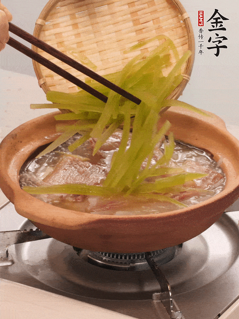 放入白蘿卜絲繼續(xù)炒軟炒至透明狀。