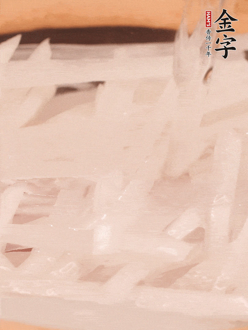 倒入熱水煮開(kāi)后，轉(zhuǎn)小火燉煮10分鐘，呈奶白色湯底。