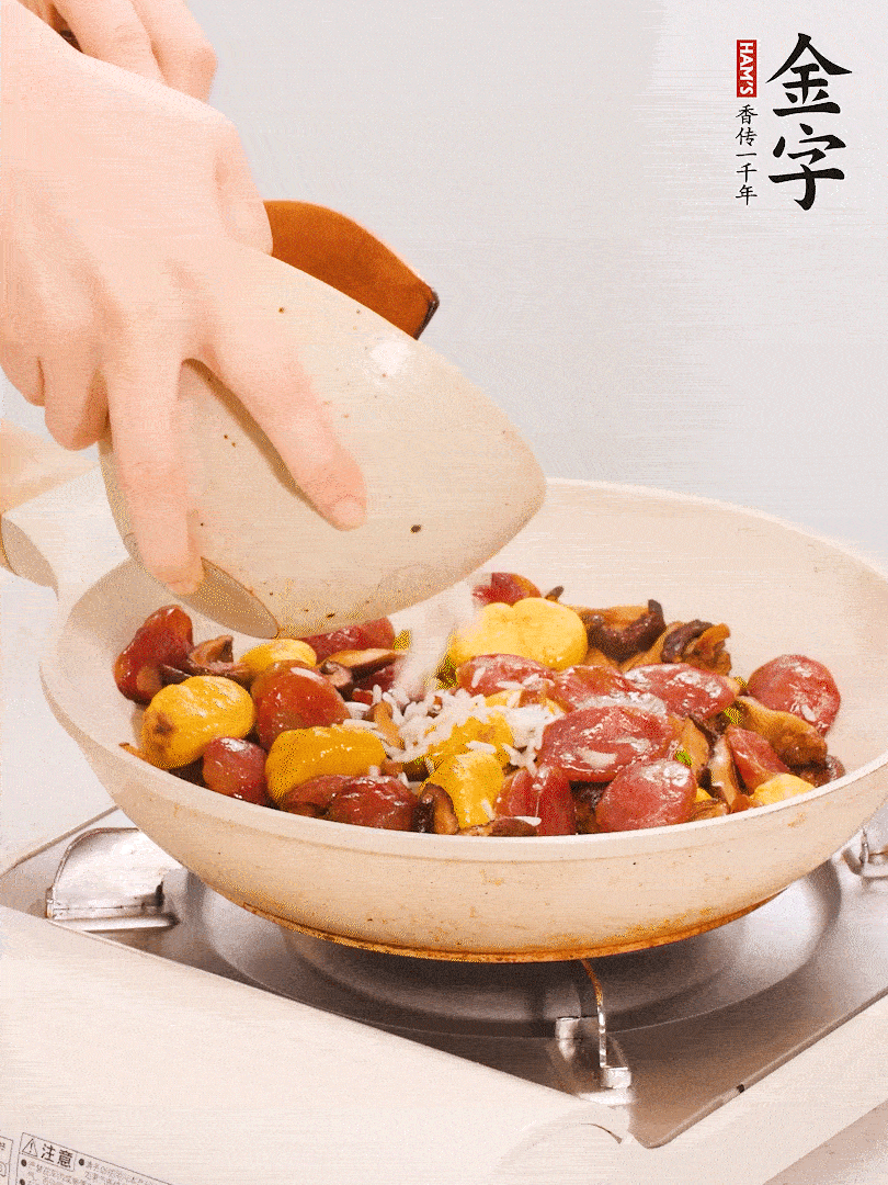 把米淘洗干凈，放入切好的香菇、板栗、毛豆。