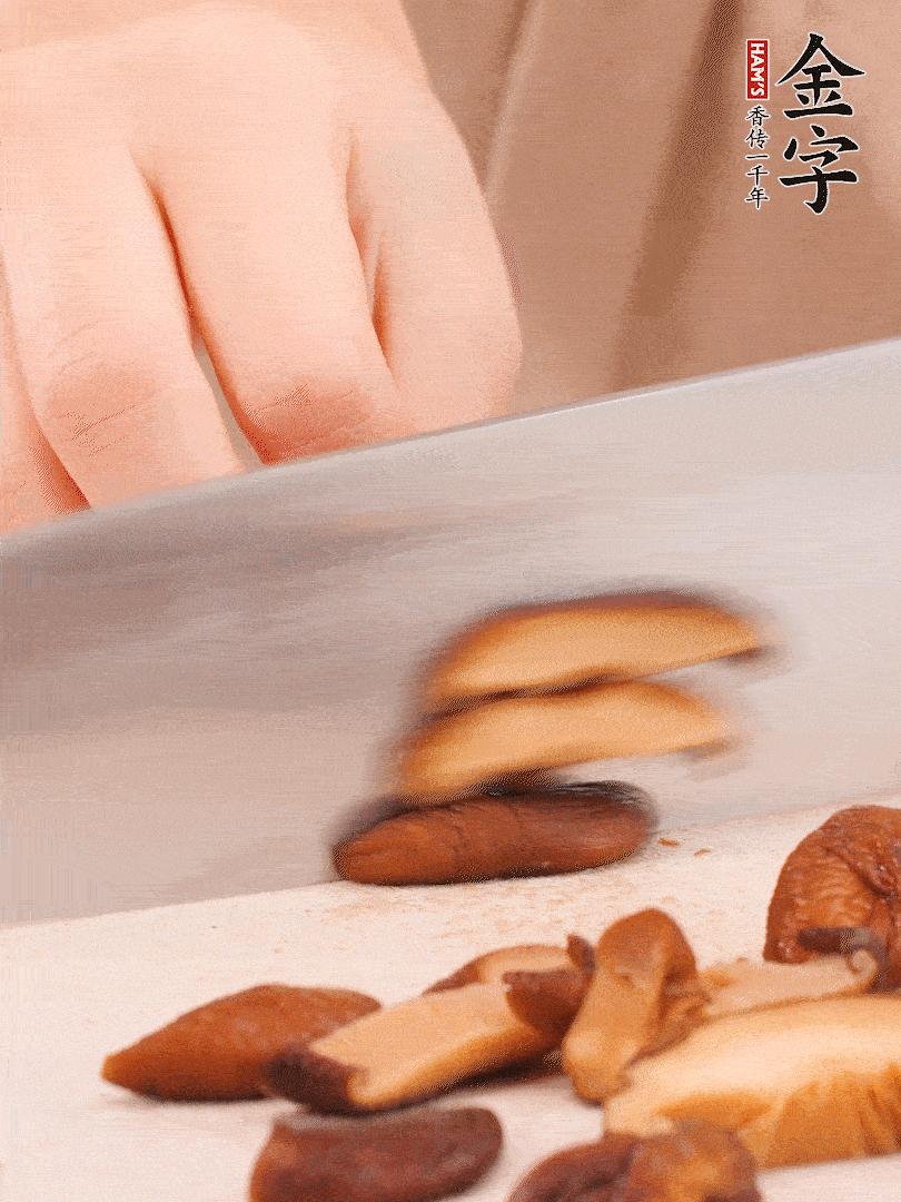 干香菇泡發(fā)，切成小塊。