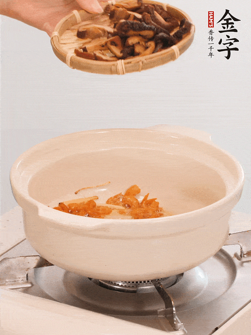 砂鍋倒入少許油，放入姜絲、海米小火煸香；再放入香腸、南瓜、干香菇一起翻炒2分鐘。