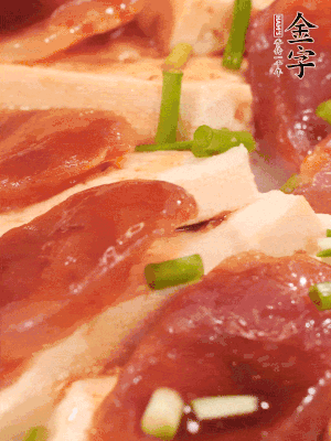 調(diào)一個(gè)醬汁：2勺生抽、1勺蠔油、半勺白糖、1勺淀粉、半碗清水調(diào)成料汁燒開