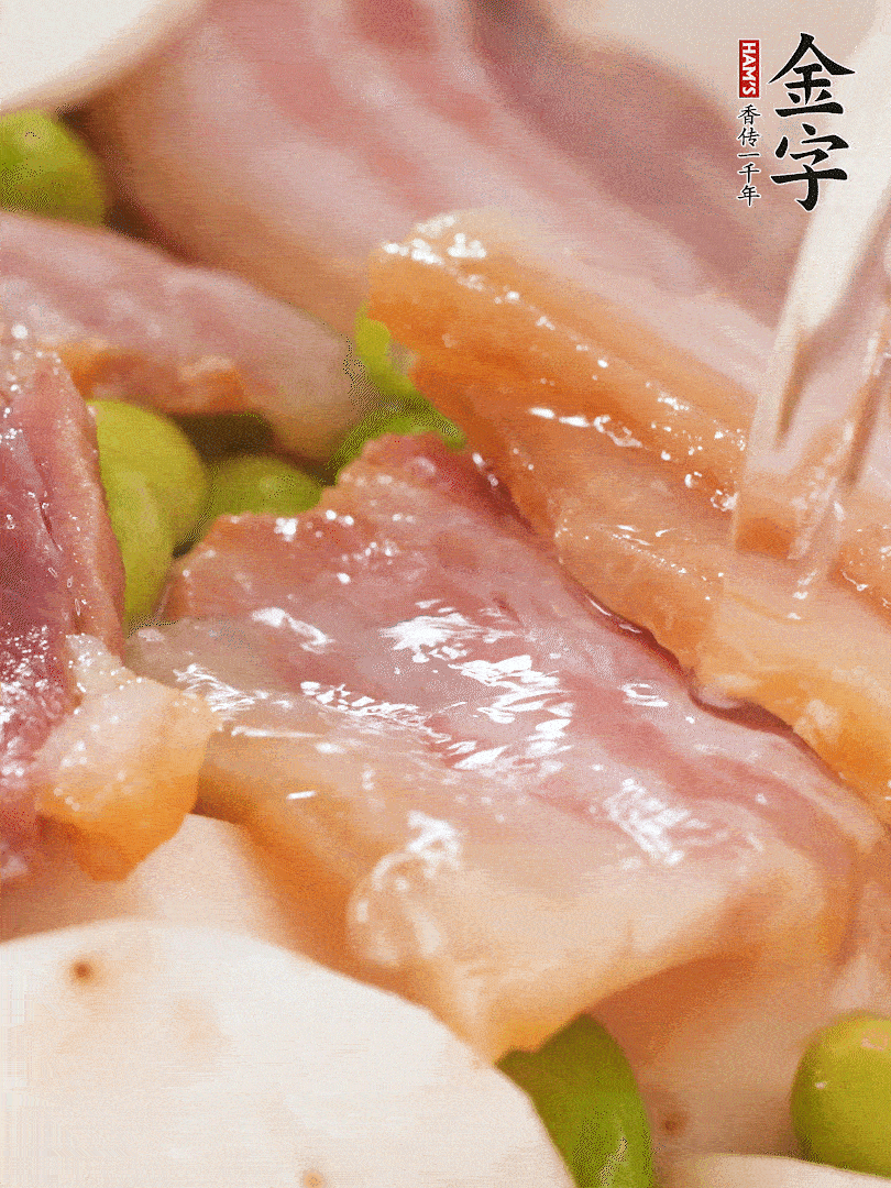 倒入芋艿、熟毛豆，翻炒均勻，加1小碗水煮開(kāi)