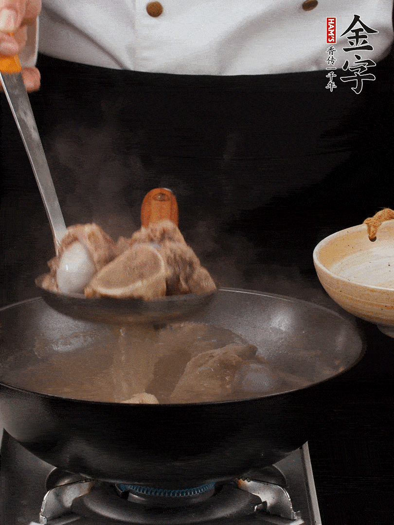 大筒骨清水浸泡30分鐘，中途換水2-3次。冷水下鍋，加姜片、料酒焯水，撇去浮沫。