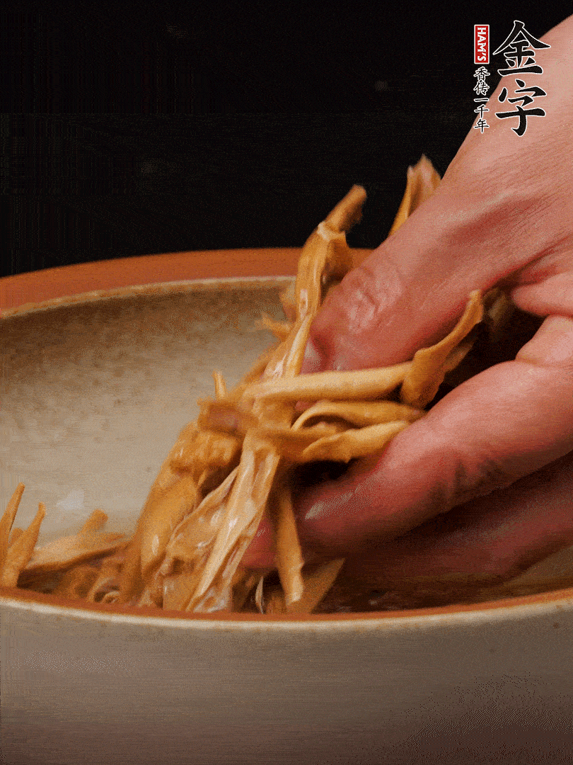 農(nóng)家土筍尖提前泡軟，用刀劃成細(xì)絲，這樣會更加入味。