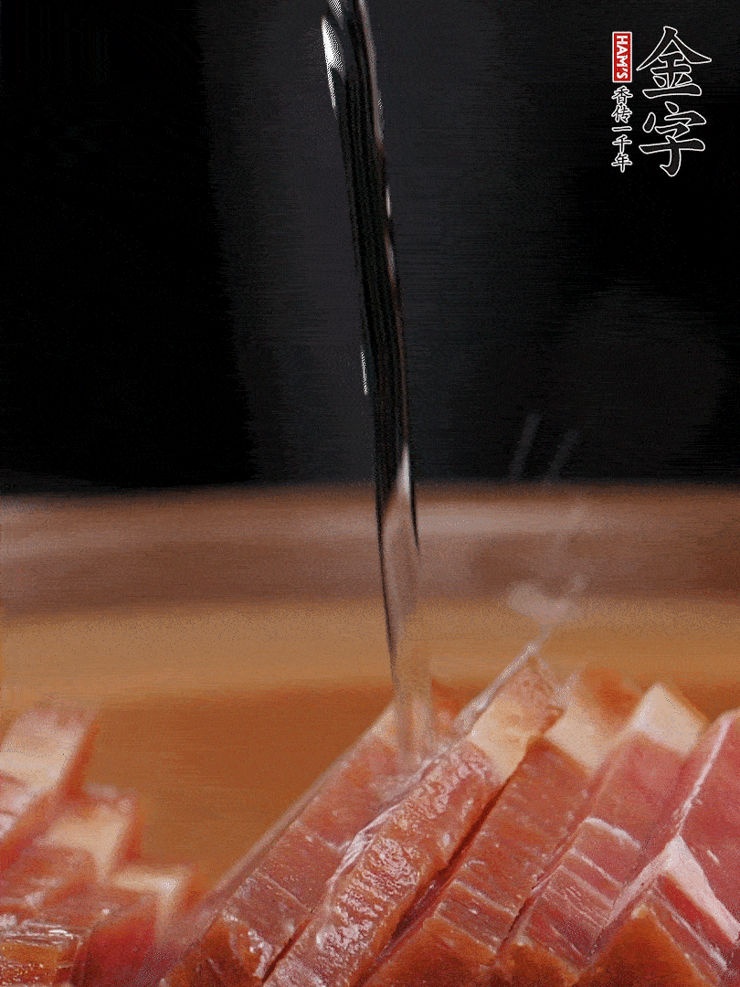 金字火腿切片，放入溫水中泡10分鐘，金字土香腸斜切成片。千張切成細(xì)條。