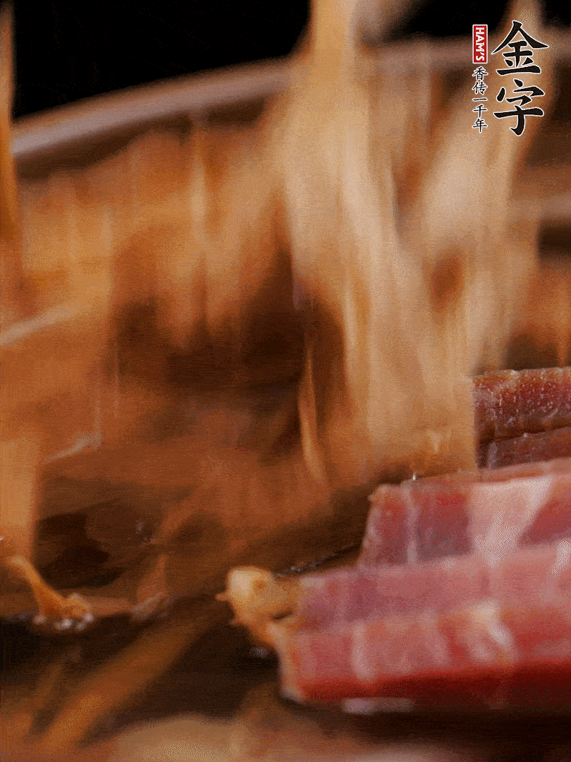 大筒骨、金字火腿、姜片、黃酒一起放入砂鍋，加筍干燉煮40分鐘。（如果家里有高壓鍋，用高壓鍋把高湯壓出來更鮮濃。）