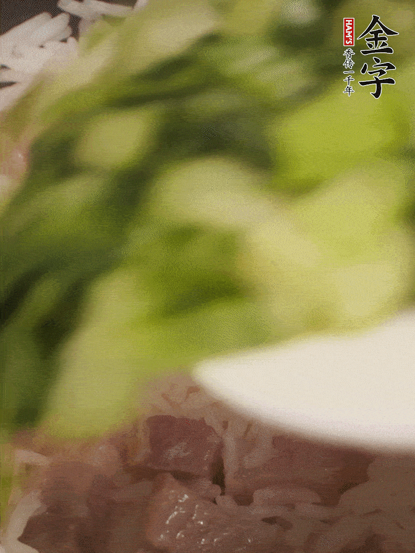 將燜煮好的米飯，倒入炒熟的蔬菜中，翻炒均勻鍆繼續(xù)燜煮5分鐘