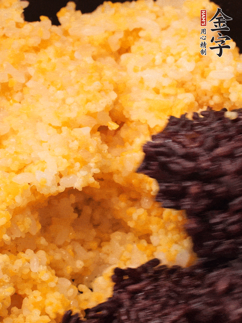 混合小米、紫米煮熟，加豬油攪拌均勻（紫米分開煮在攪拌）