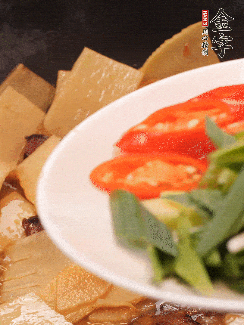 少許料酒增香，下蒜白、青紅辣椒略微翻炒