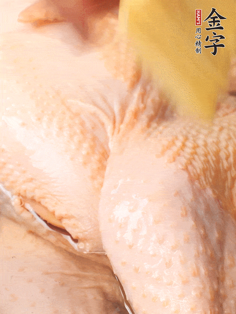 老母雞去頭去尾，斬去雞爪。冷水入鍋，加料酒、蔥姜焯水，煮出浮沫后撈出，用清水洗凈